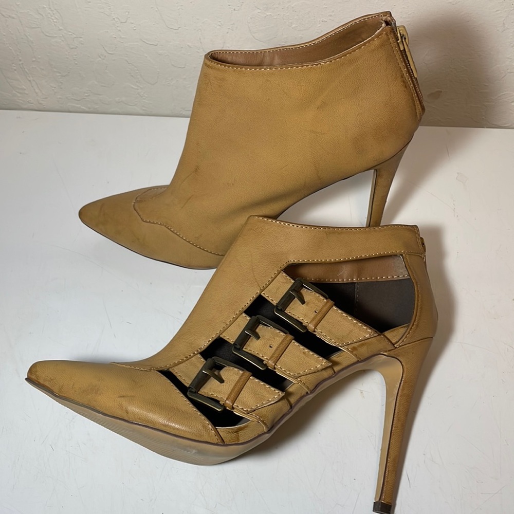 Tan to sand color 4.5 inch heel height.